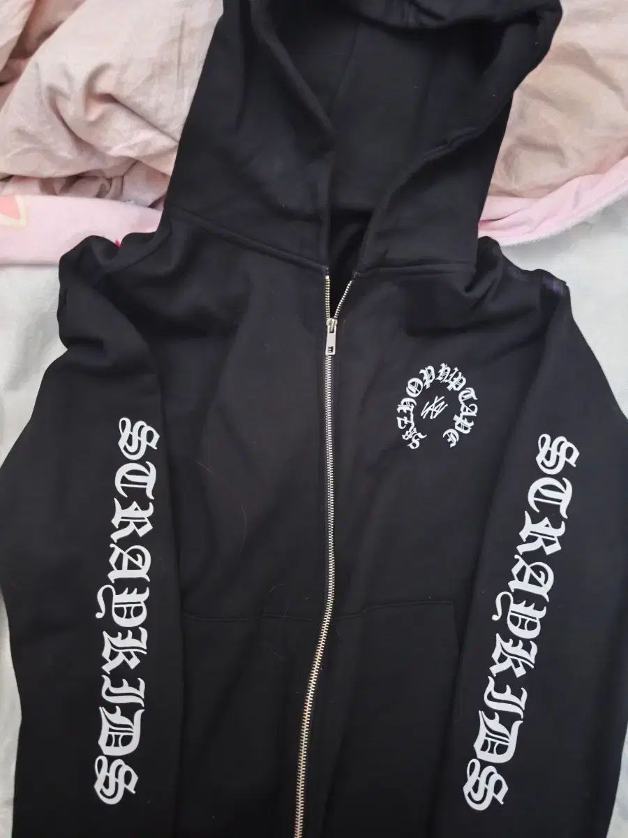 Stray Kids(ストレイキッズ・スキズ・SKZ) HOP ポップアップ ジップアップフーディー Stray Kids(ストレイキッズ・スキズ・SKZ) HOP フーディー zip-up hood 9,857円