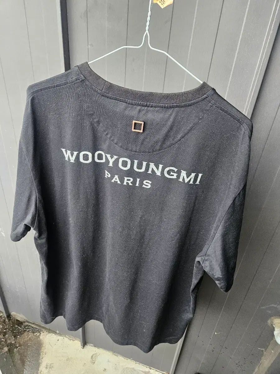 ウーヨンミーWOOYOUNGMI paris パリ ブラックTシャツ半袖夏 100 105 WOOYOUNGMI ウーヨンミ パリ ロゴ 半袖Tシャツ ブラック 48