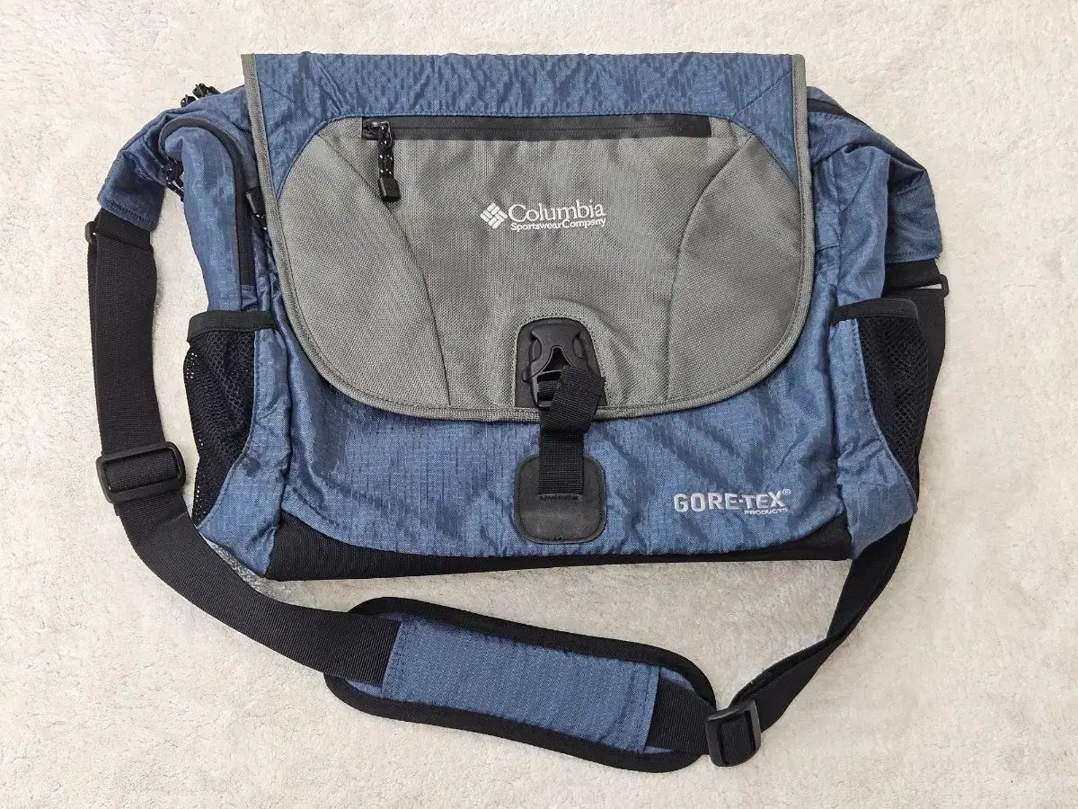 コロンビア 70周年 GORE-TEX クロスバッグ メッセンジャーバッグ