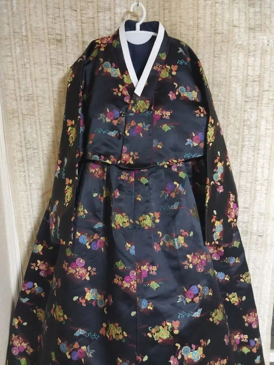 ほぼ新品) 양단실크 レディース チマチョゴリ 黒 花柄 セット