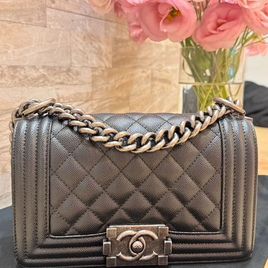 【極美品】シャネル ボーイシャネル チェーンショルダー 20cm ブラック A67085 レディース キャビアスキン ショルダーバッグ 336,600円