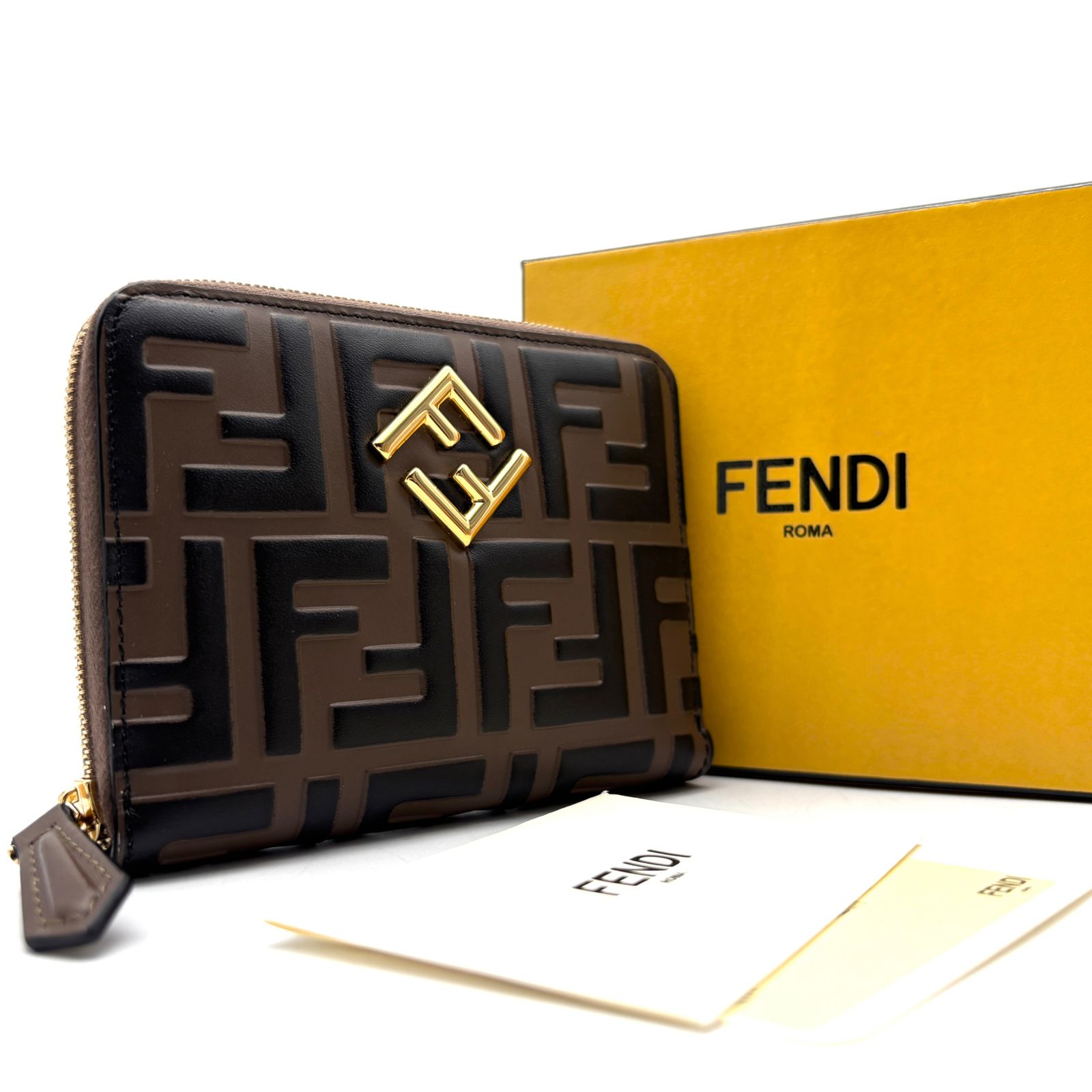 未使用保管品 フェンディ FENDI FFダイヤモンド ジップアラウンドウォレット ズッカ柄 エンボス 二つ折り財布 コンパクト ブラウン ブラック レザー 本革 ボーナス 夏休み 帰省 お盆 敬老の日 サマーギフト シルバーウィーク