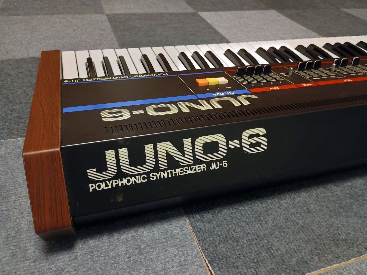 🎹【プロ整備済】Roland JUNO-6 アナログシンセ ハードケース付 - メルカリ