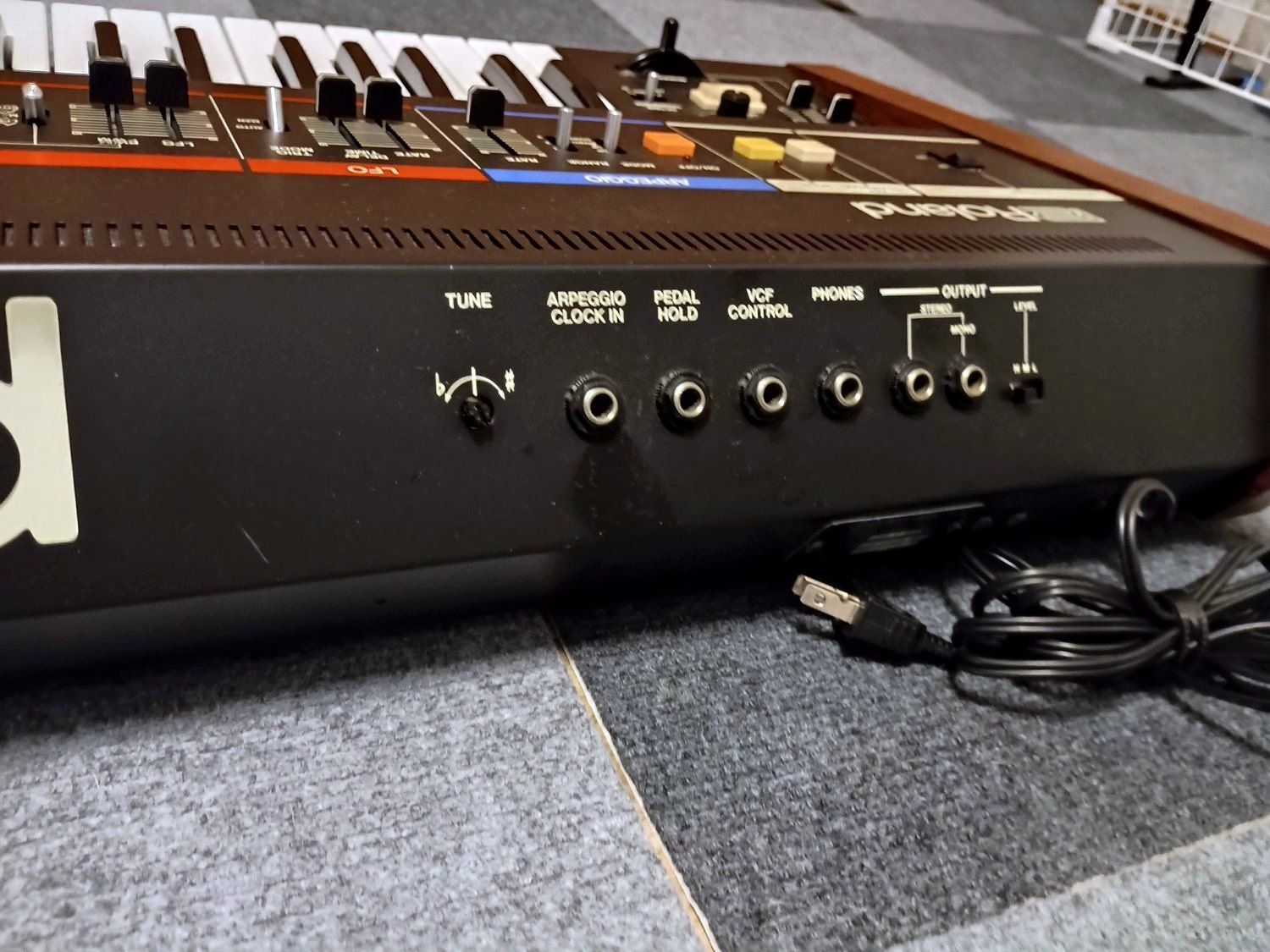 🎹【プロ整備済】Roland JUNO-6 アナログシンセ ハードケース付 - メルカリ
