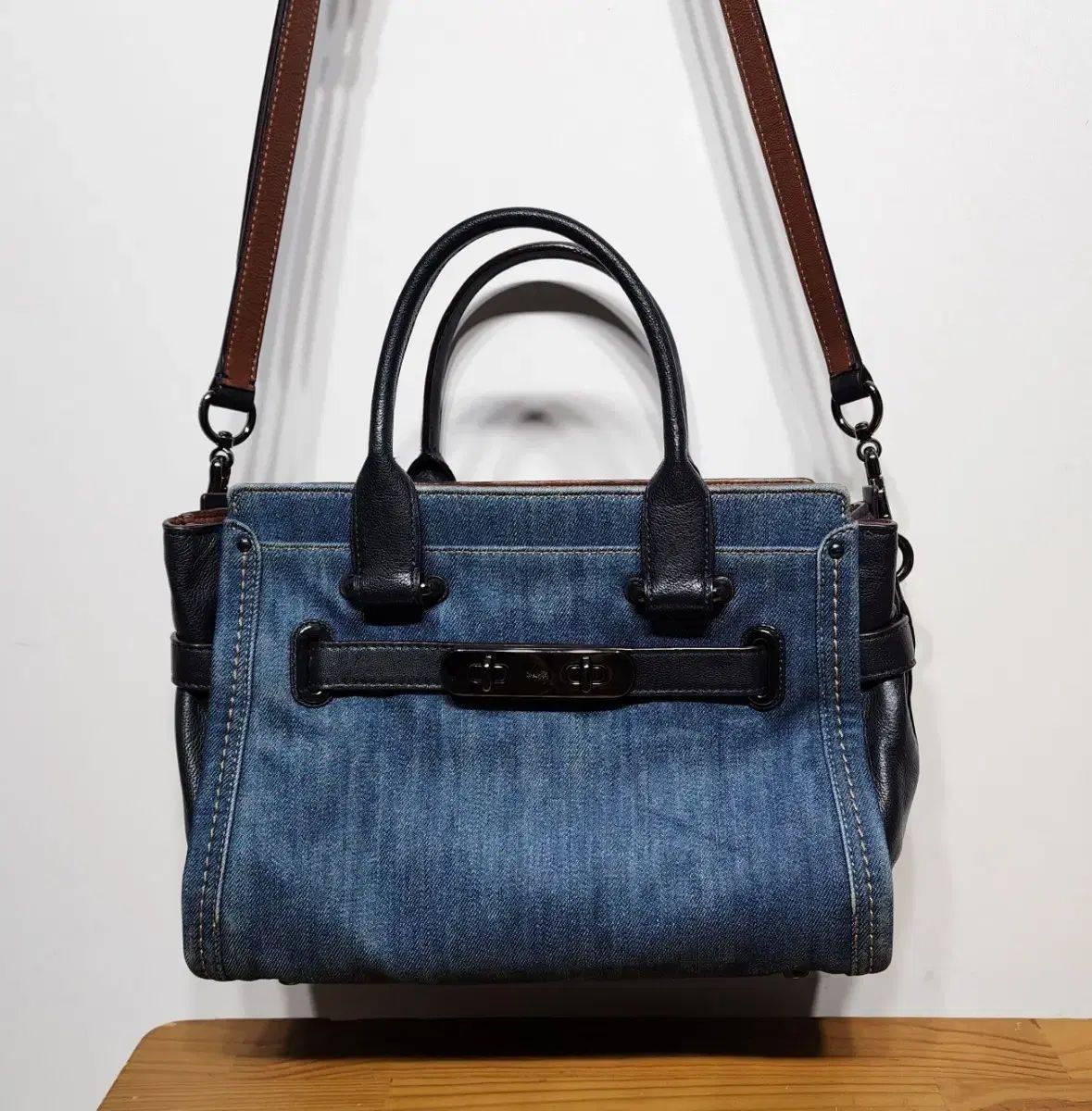 COACH ソフト スワッガー 27 IN カラーブロック デニム バッグ ブルー