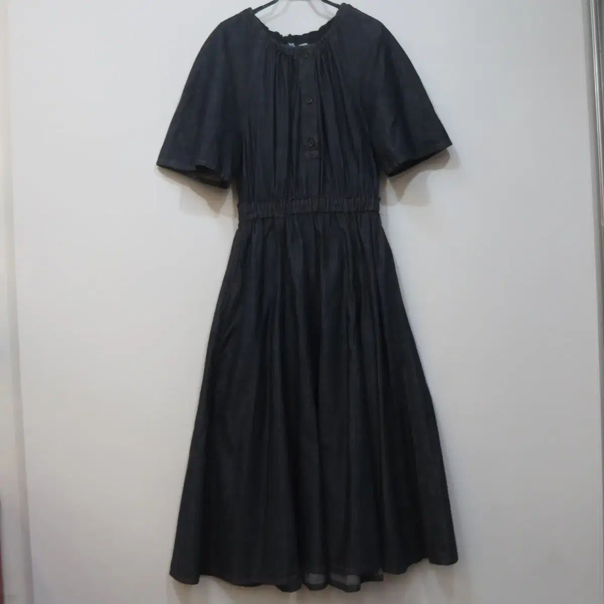 LYRIQUE リーリ끄 シャーリング デニム ロング丈ワンピース