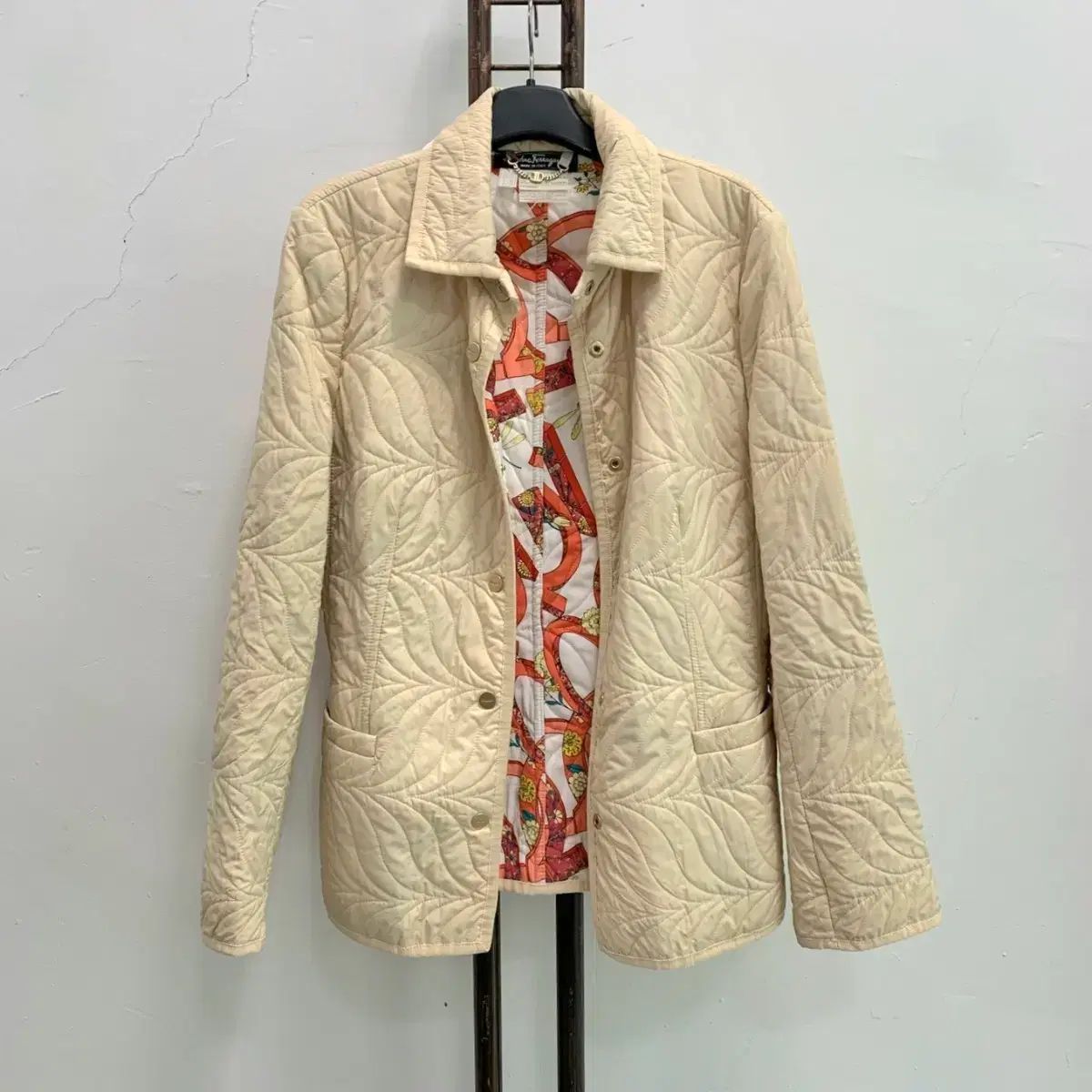 正規品 FERRAGAMO フェラガモ ジャケット ベージュ 裏地 パータン ジャケット