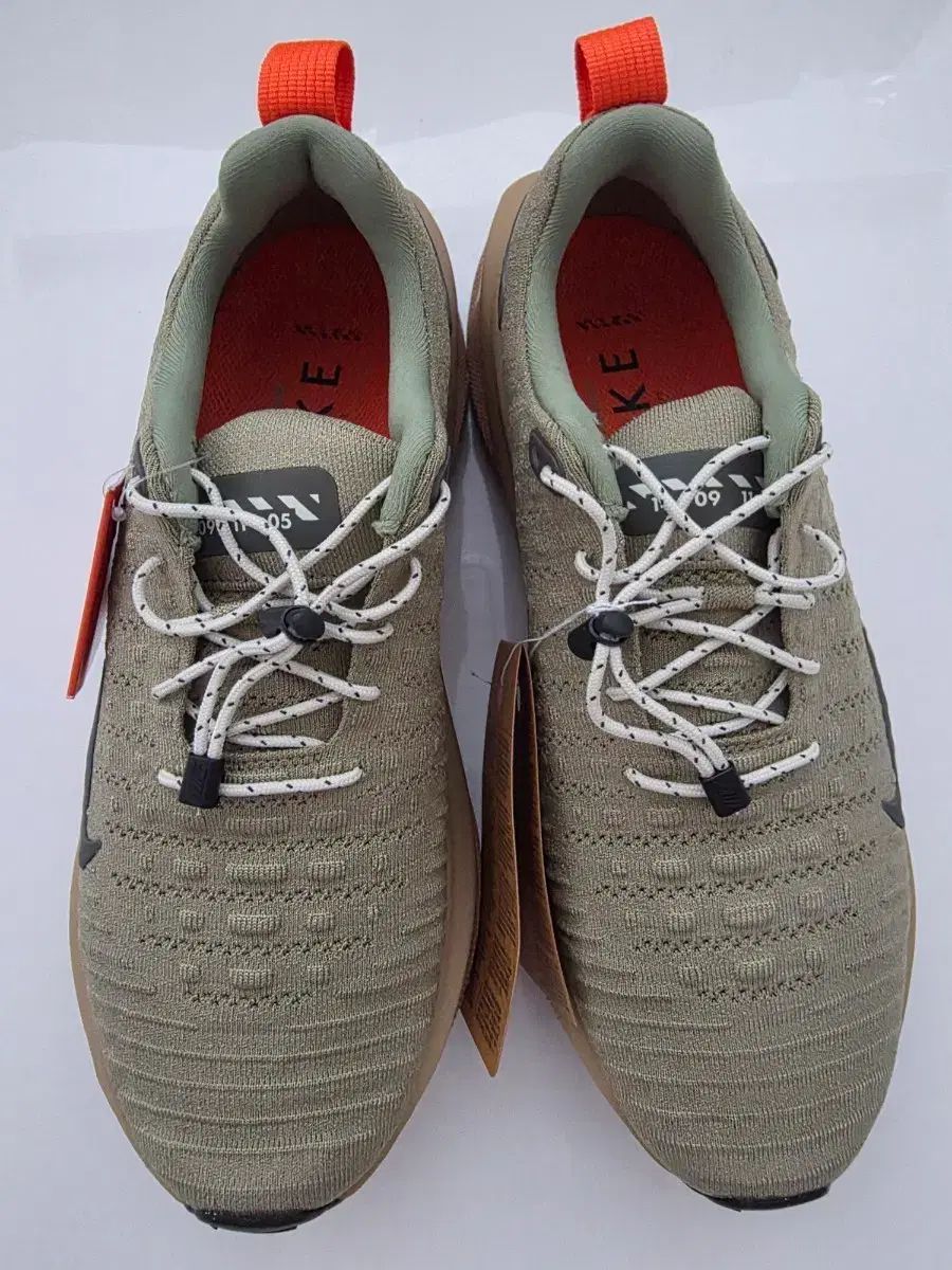 NIKE インフィニティラン4 ニュートラル オリーブ 270 新品 (ハン サイズ UP オススメ)