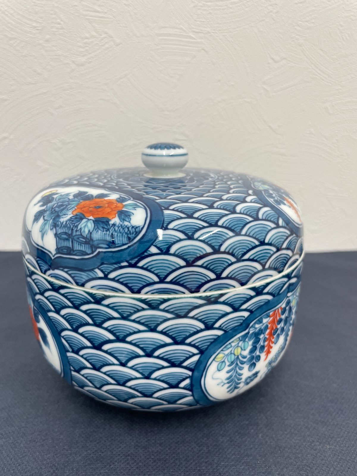 【441301074519】 伊万里 鍋島焼 畑萬陶苑 菓子器 蓋物 青海波 染錦 共箱あり 現状品
