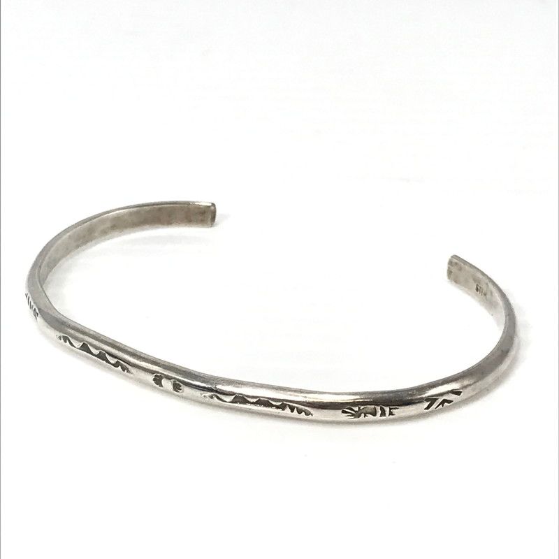 【現状渡し品】 NAVAJO ナバホ族 STERLING スタンプワーク バングル アクセサリー 【191-260624-na-09-tagh】