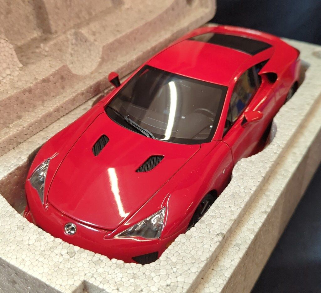 AUTOart 1/18 SIGNATURE LEXUS LFA RED 78833