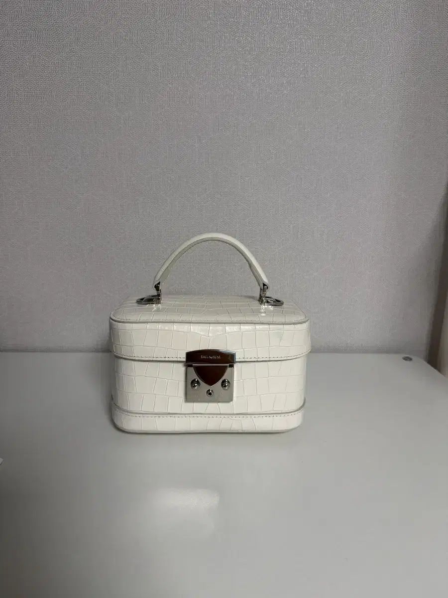 THE LAURENT ハーフムーン ウィンター アイボリー クロコ