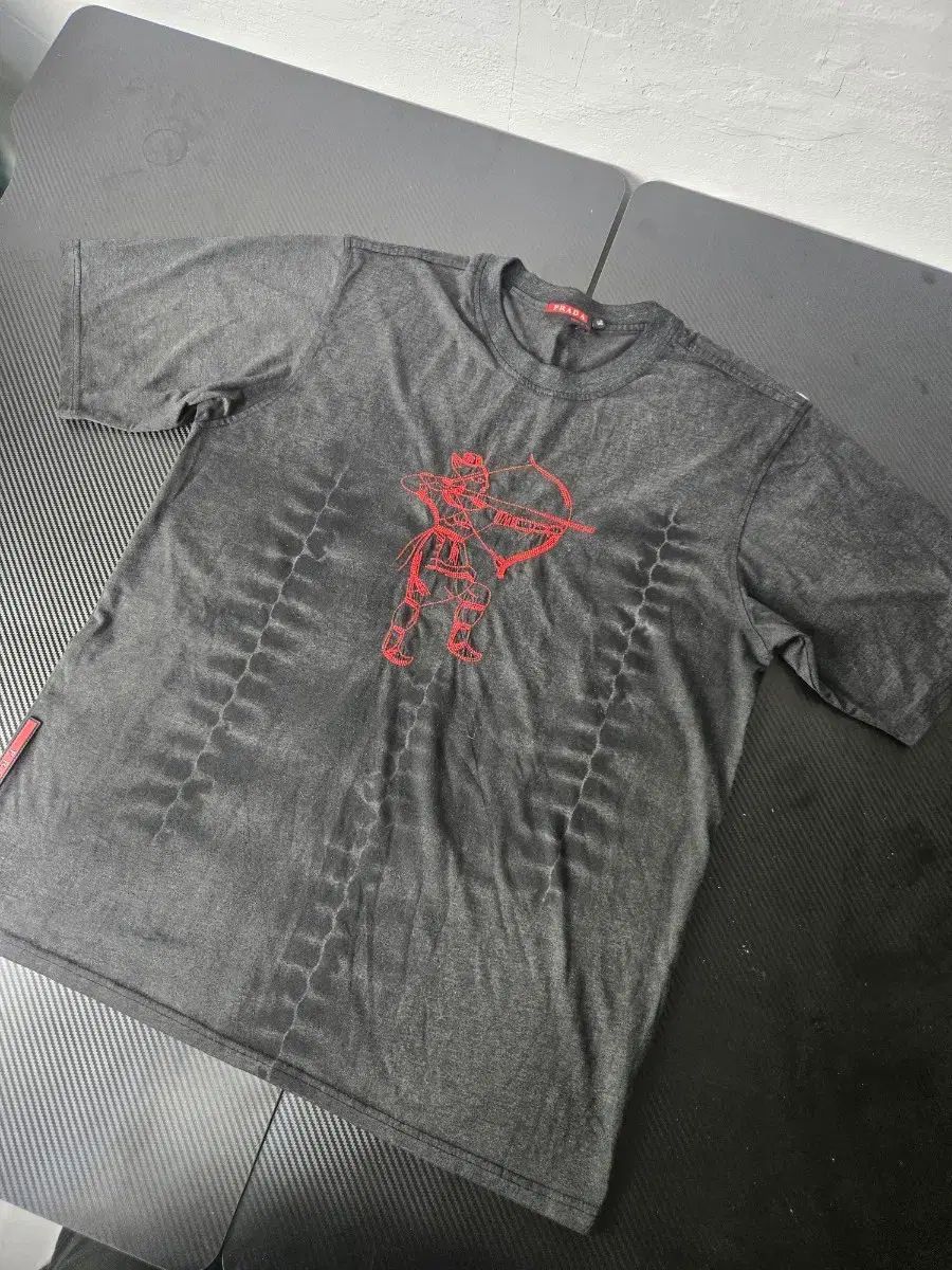 PRADA プラダ 半袖 Tシャツ ブラック ウォッシュ レッド 刺繍