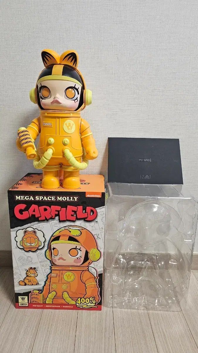 ポップマート MEGA スペース MOLLY ガーフィールド 400% フィギュア