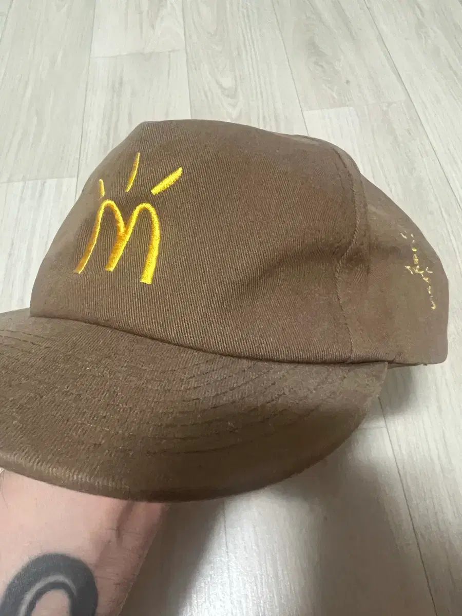 トラヴィス スコット マクドナルド コラボ 帽子