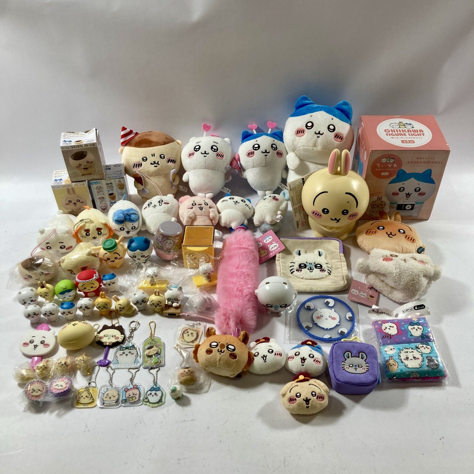 ★ ちいかわ グッズ 大量 まとめ商品 ぬいぐるみ マスコット ミニフィギュア 雑貨 カメラ型ライト ハチワレ うさぎ 等 現状品 2.2kg