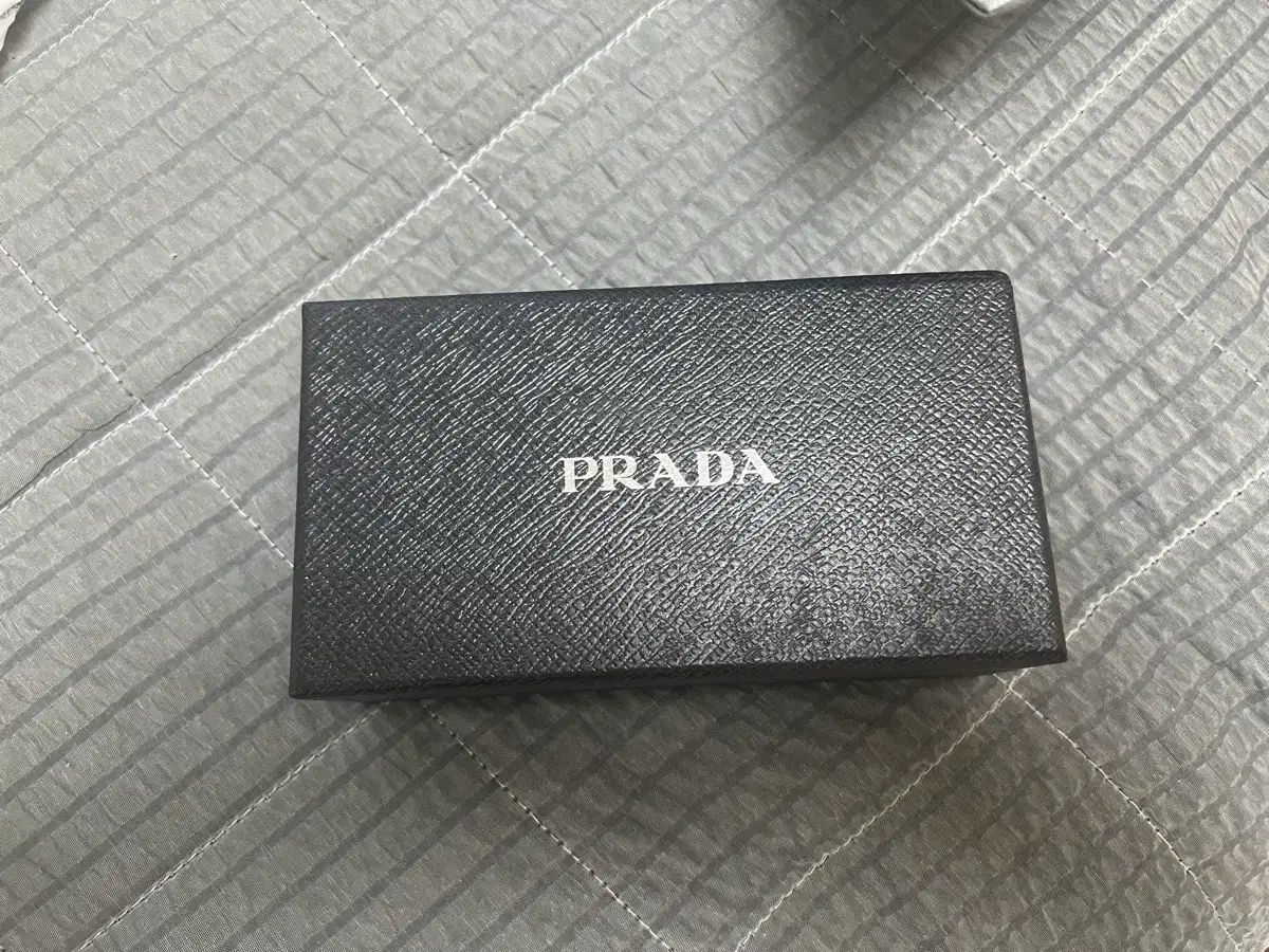 PRADA プラダ ロボット キーホルダー 出品