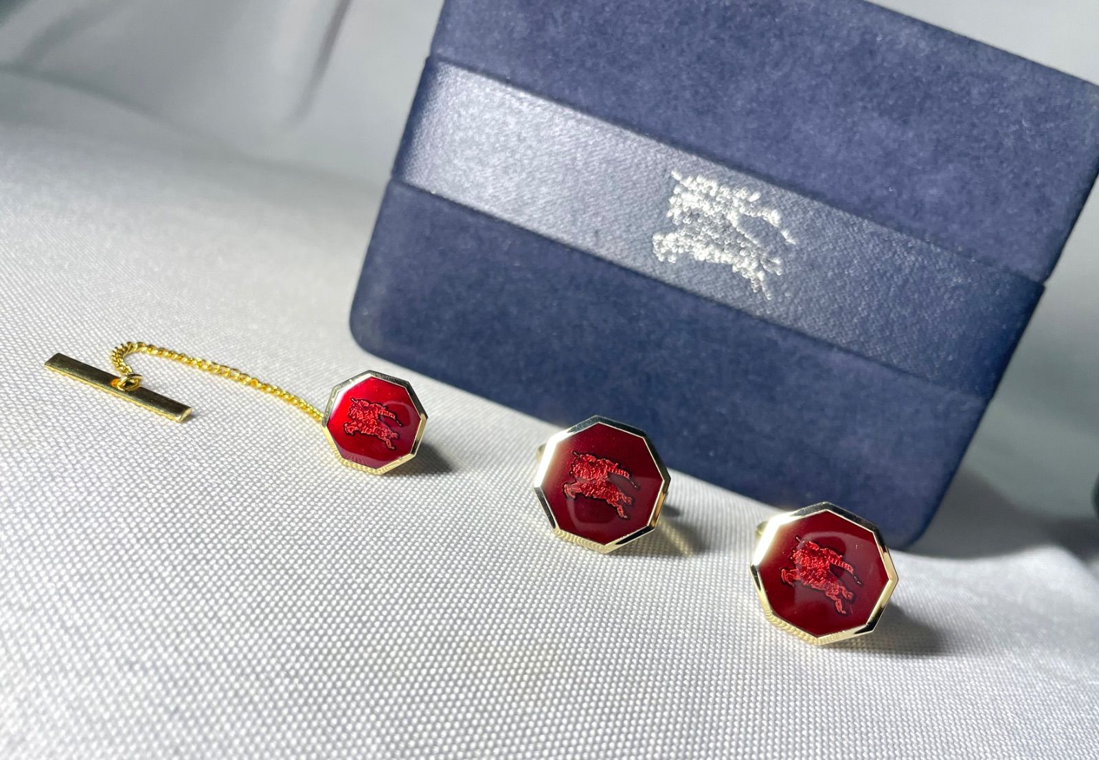 美品 Burberryバーバリー エクエストリアンナイト ゴールド＆レッド ヴィンテージカフス タイタニックピンブローチセット カフリンクス