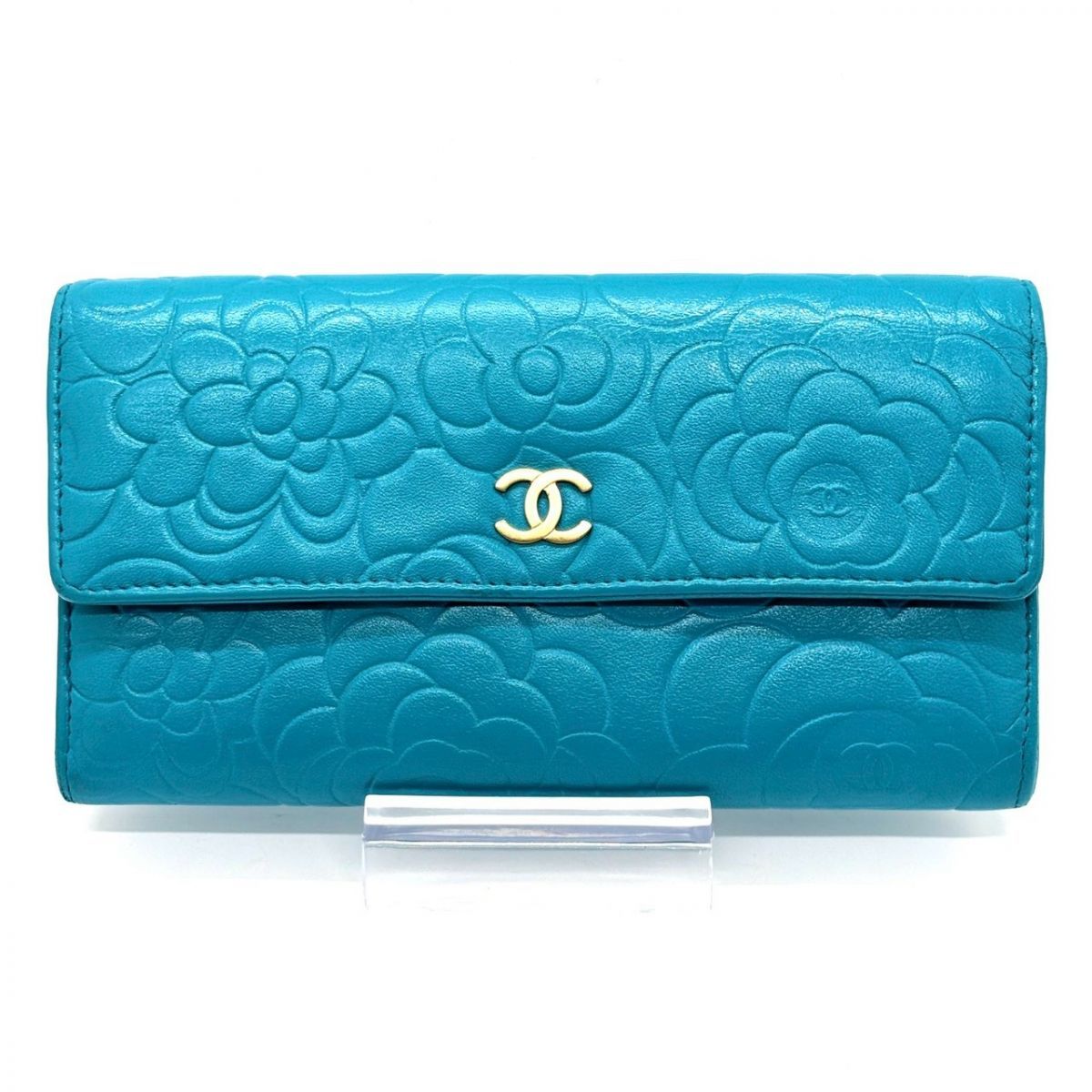 鮮やかな青に花が咲く】 CHANEL 長財布 カメリア ココマーク エンボス 