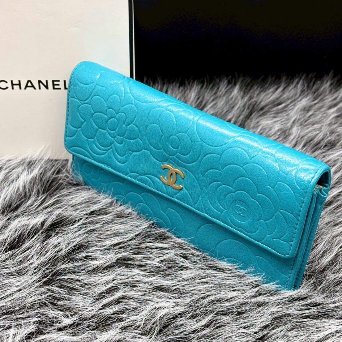 鮮やかな青に花が咲く】 CHANEL 長財布 カメリア ココマーク エンボス