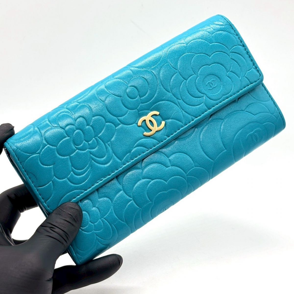 鮮やかな青に花が咲く】 CHANEL 長財布 カメリア ココマーク エンボス 