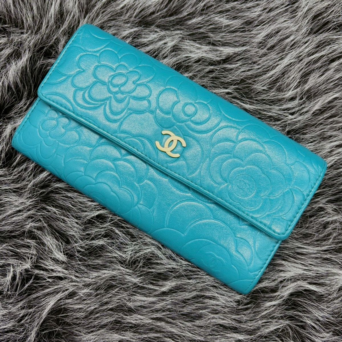 鮮やかな青に花が咲く】 CHANEL 長財布 カメリア ココマーク エンボス