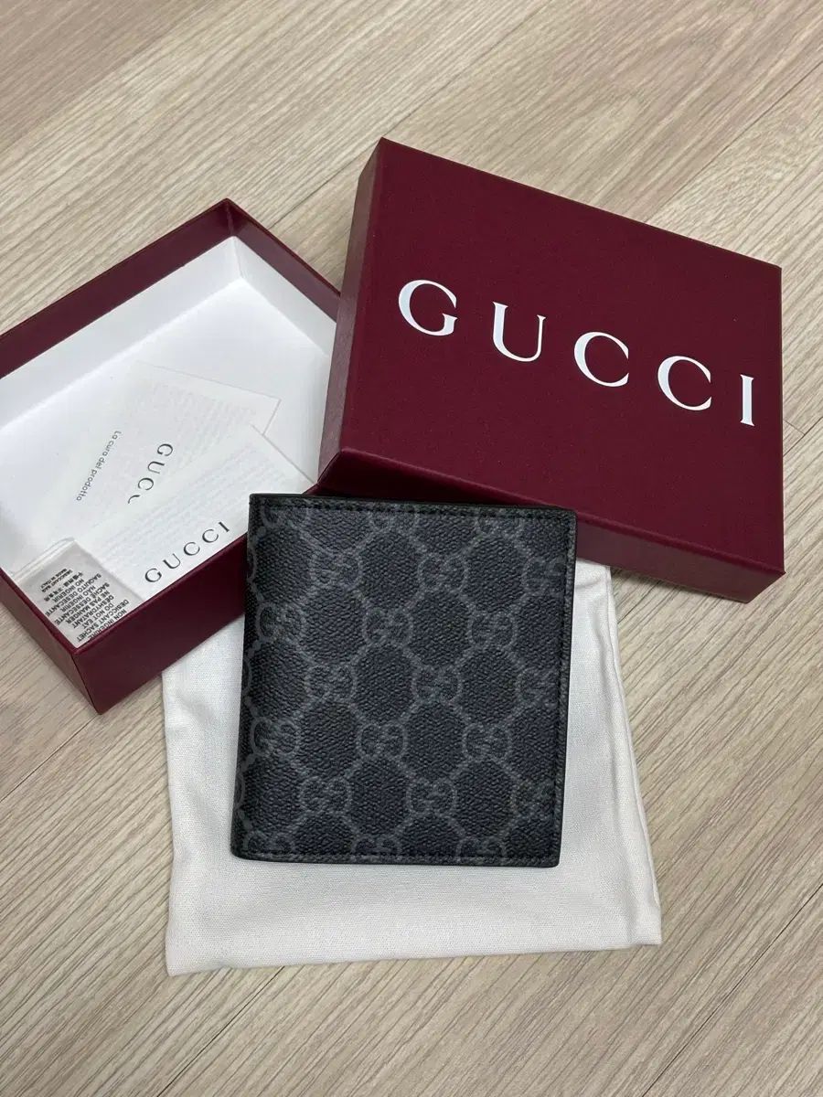 (新品) グッチ 二つ折り財布