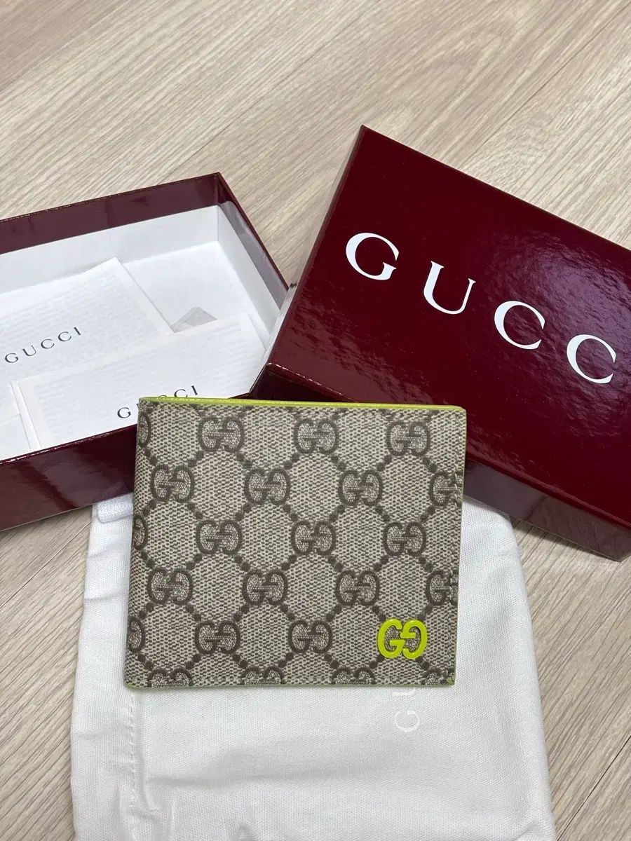 (新品) グッチ 二つ折り財布