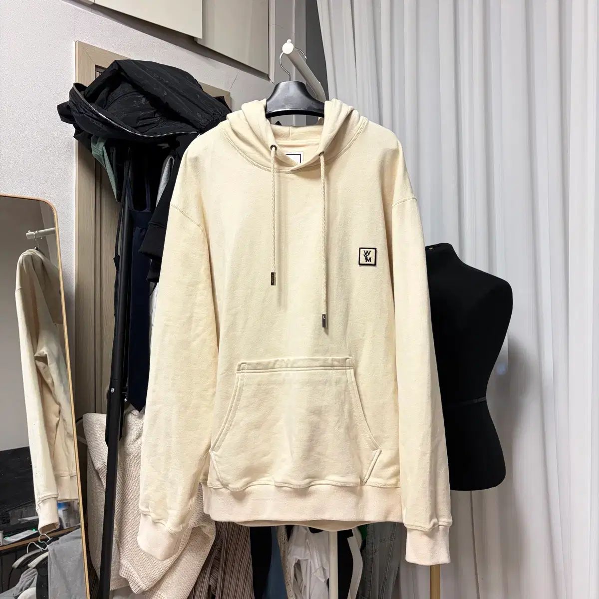 ほぼ新品/52 WOOYOUNGMI ウーヨンミ バックロゴ Tシャツ ほぼ新品/52 WOOYOUNGMI ウーヨンミ バックロゴ Tシャツ