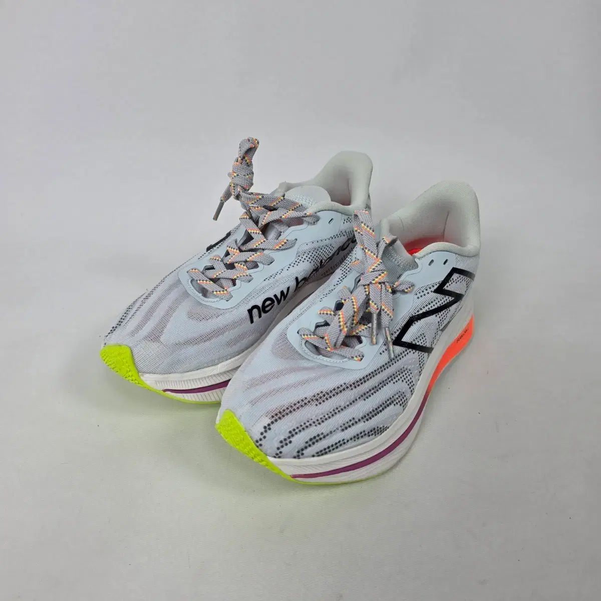 未使用 New Balance フューエルセル スーパーコンプ トレーナー v2 アイスブルー ランニングシューズ 245