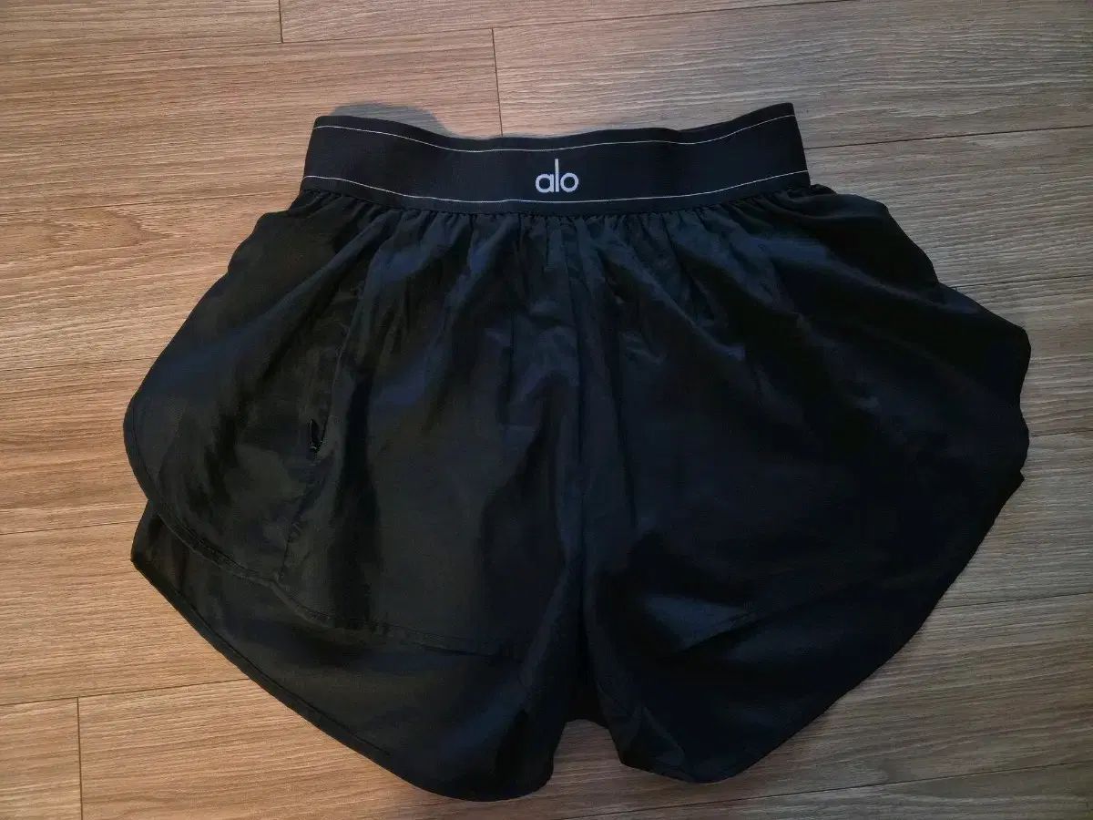 アロー ヨガ ハーフパンツ ブラック
