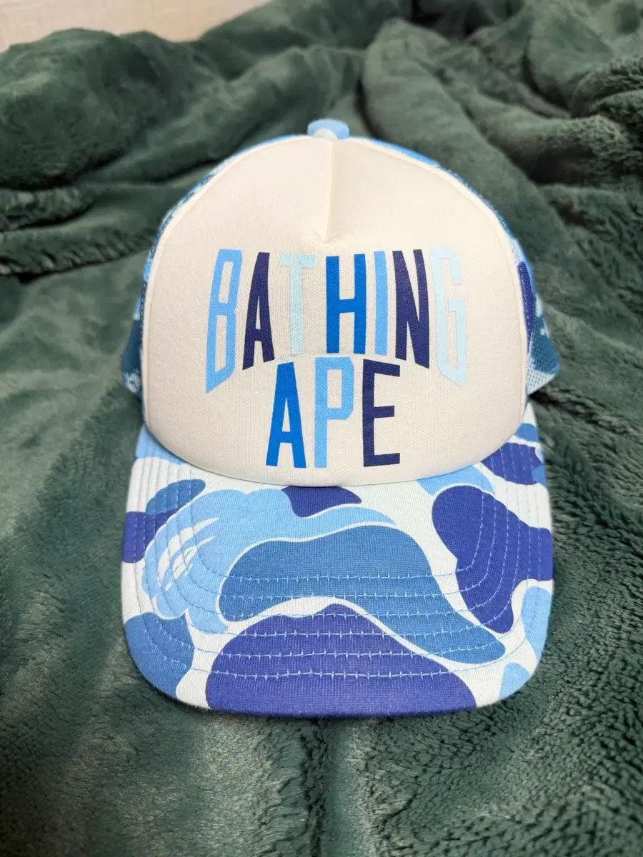 A BATHING APE アベイシングエイプ ABC カモフラ NYC ロゴ メッシュ キャップ ブルー