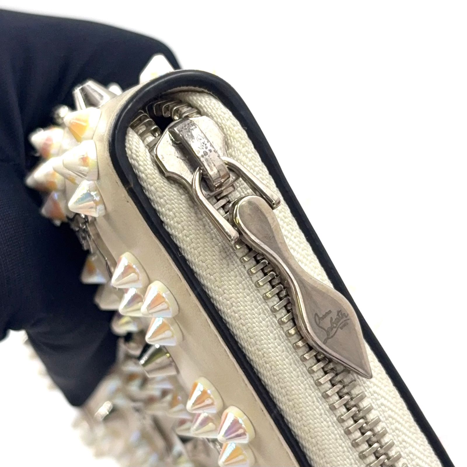 ルブタン パネトーネ　ホワイト×シルバースタッズ　最終処分価格 新着】Christian Louboutin W パネトーネ レザー、スタッズ オフ