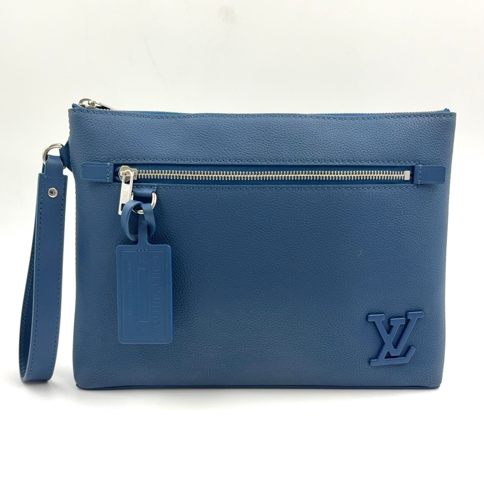 【新着】LOUIS VUITTON テイクオフ ポーチ アエログラム RFID対応 レザー ブルー クラッチバッグ シルバー M82813