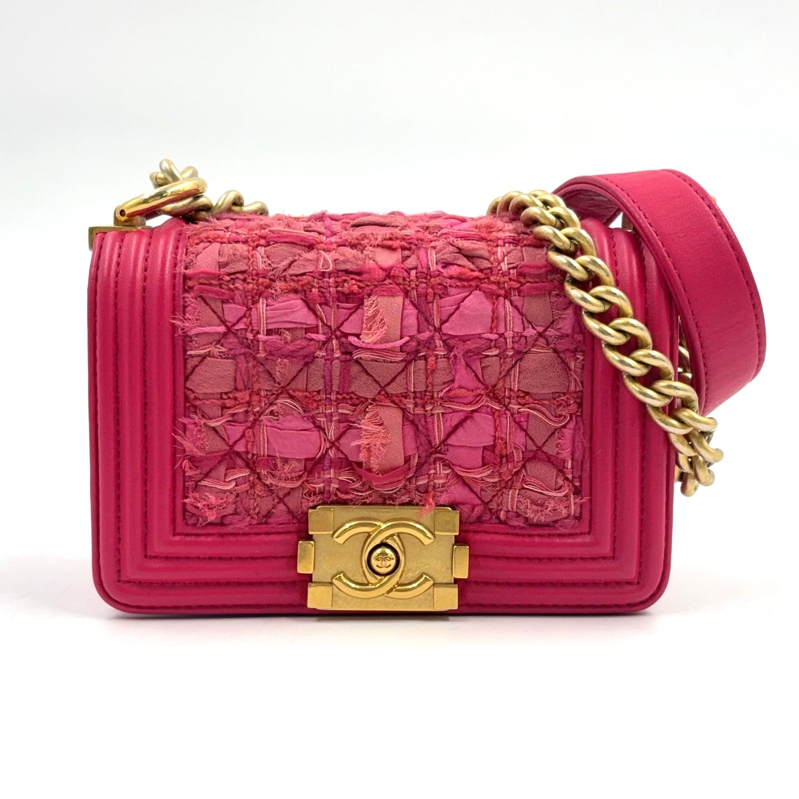 【新着】CHANEL ボーイシャネル スモール シリアル番号23番台 ツイード、ラムスキン ピンク チェーンショルダーバッグ ゴールド