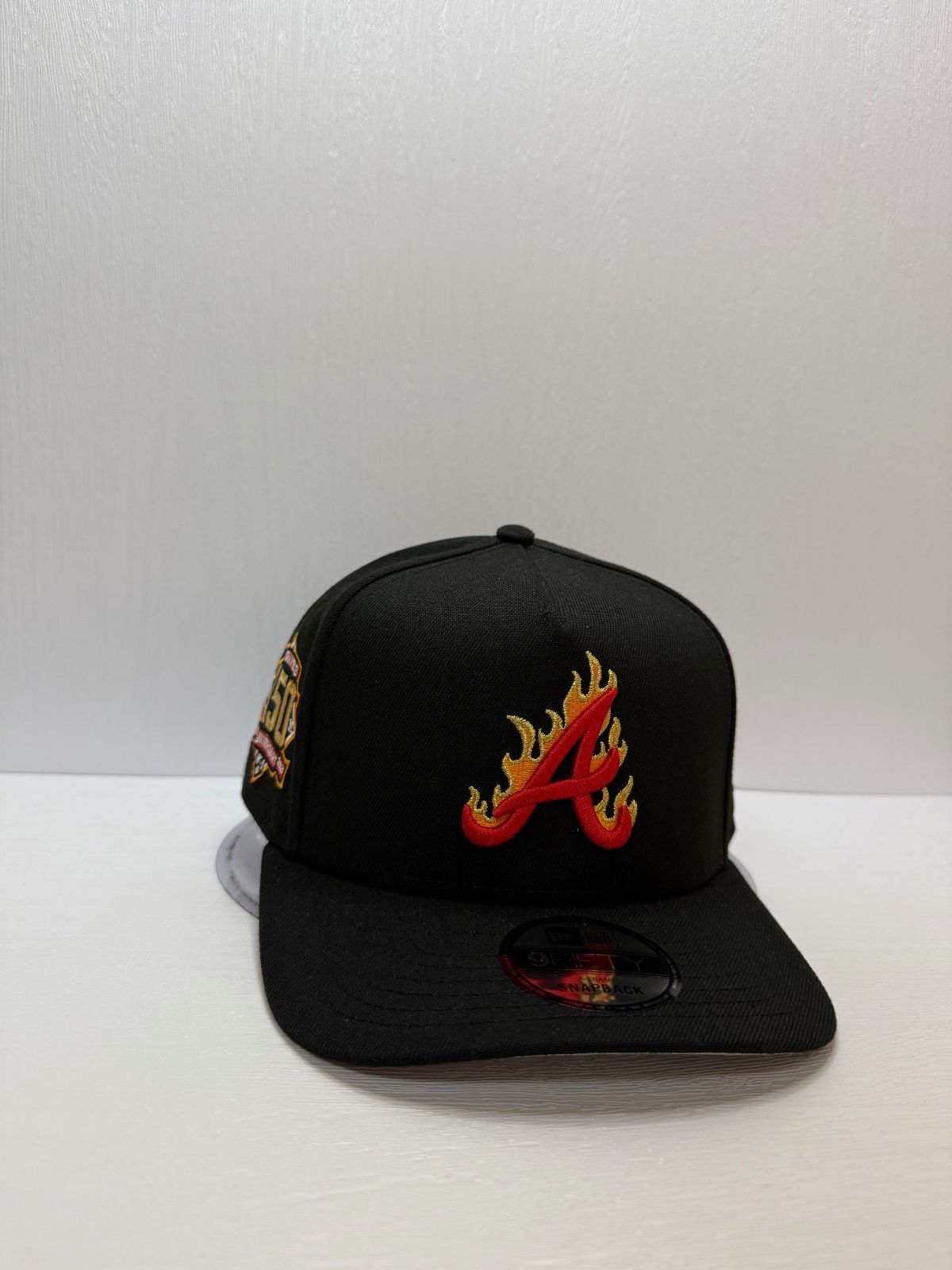 ニューエラ アトランタブレーブス 150thアニバーサリー フレイム 9fifty A-FRAME スナップバックキャップ ブラックカラー