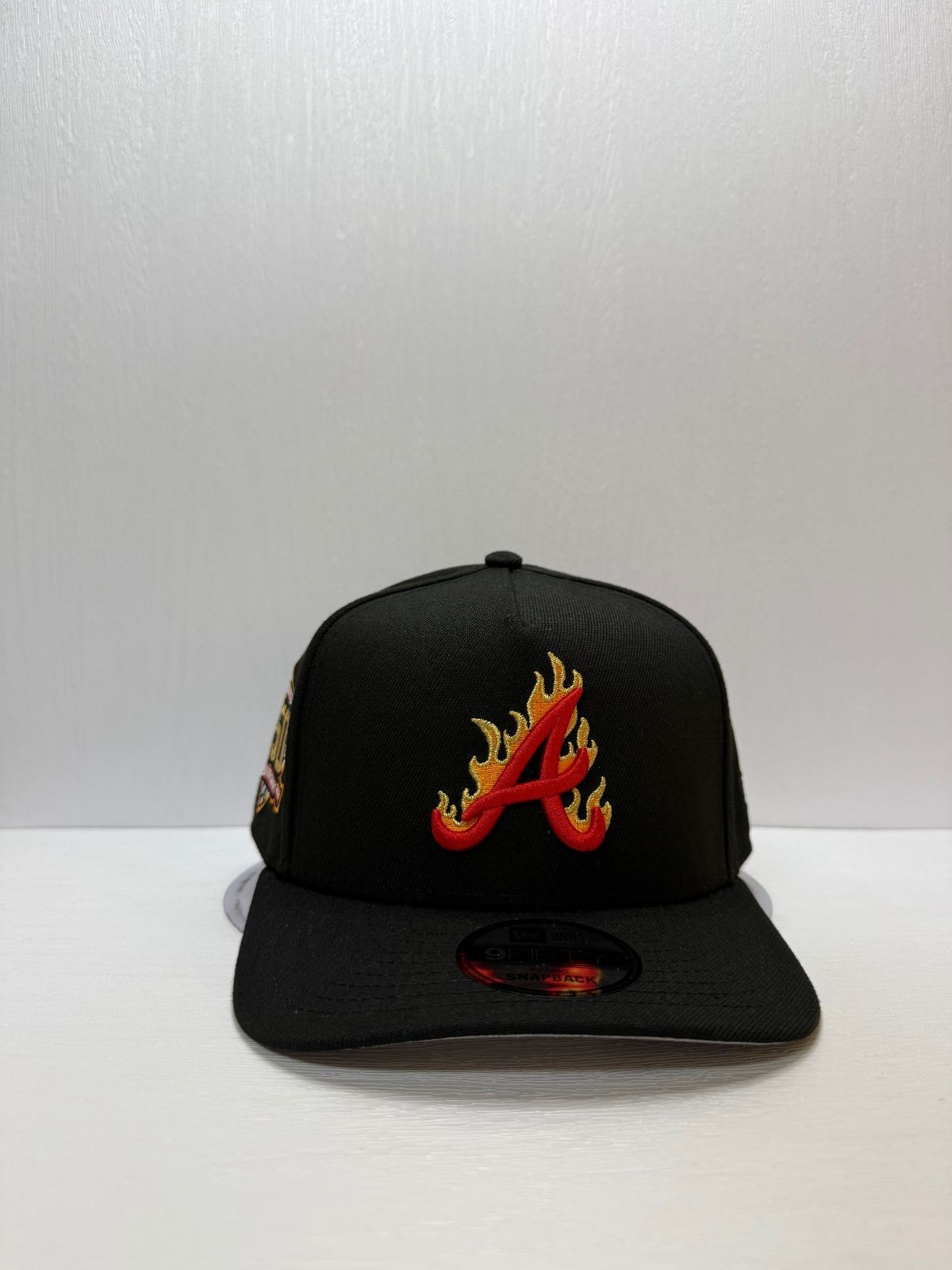 ニューエラ アトランタブレーブス 150thアニバーサリー フレイム 9fifty A-FRAME スナップバックキャップ ブラックカラー