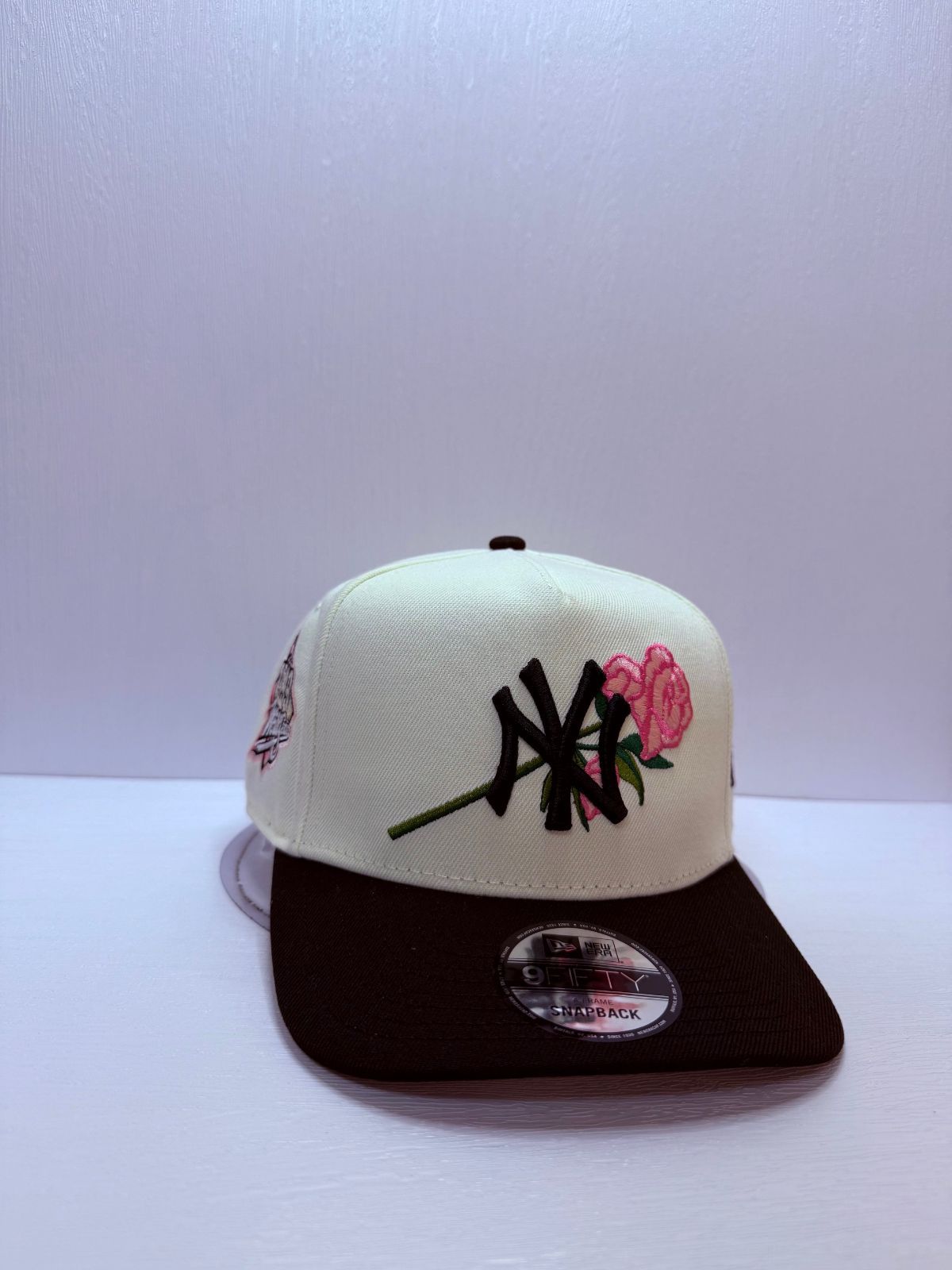ニューエラ ニューヨークヤンキース ワールドシリーズ1999 ローズ刺繍 9fifty A-FRAME スナップバックキャップ ツートンカラー