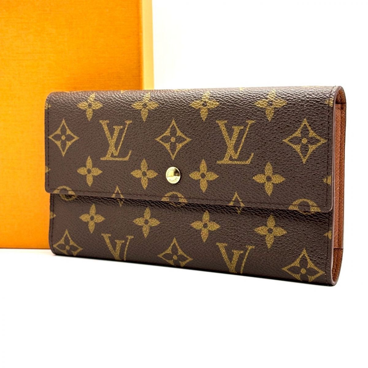 【時を重ねても端正に】　LOUIS VUITTON　長財布 モノグラム インターナショナル 三つ折り6カード　ブラウン
