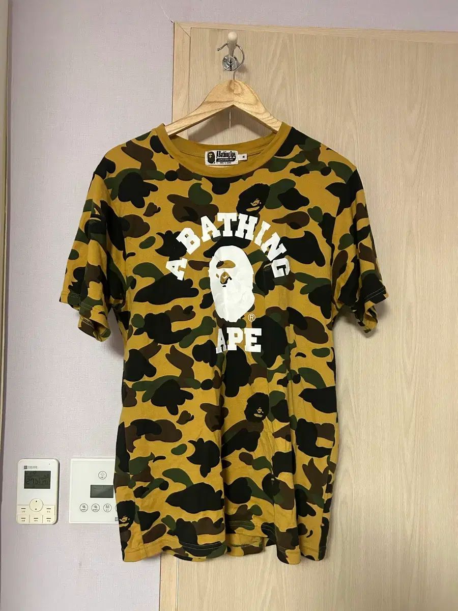 アベイシングエイプ ファースト カモフラージュ カレッジ Tシャツ イエロー