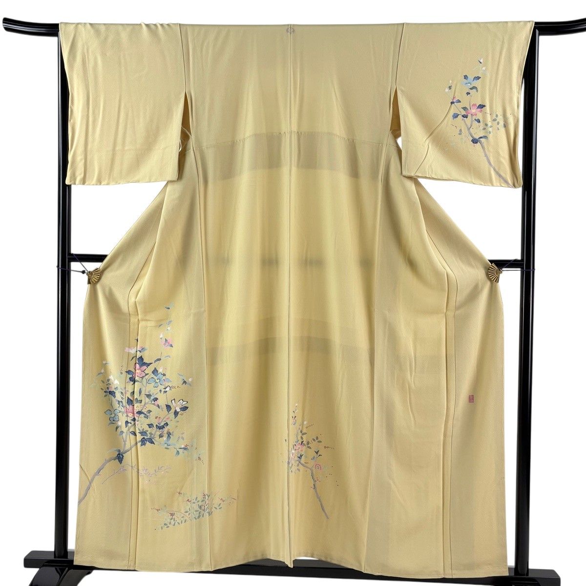 【美品】 付下げ 身丈157cm 裄丈65cm M 袷 岡本幸治 落款 枝花 薄黄 正絹 逸品 一つ紋 【中古】