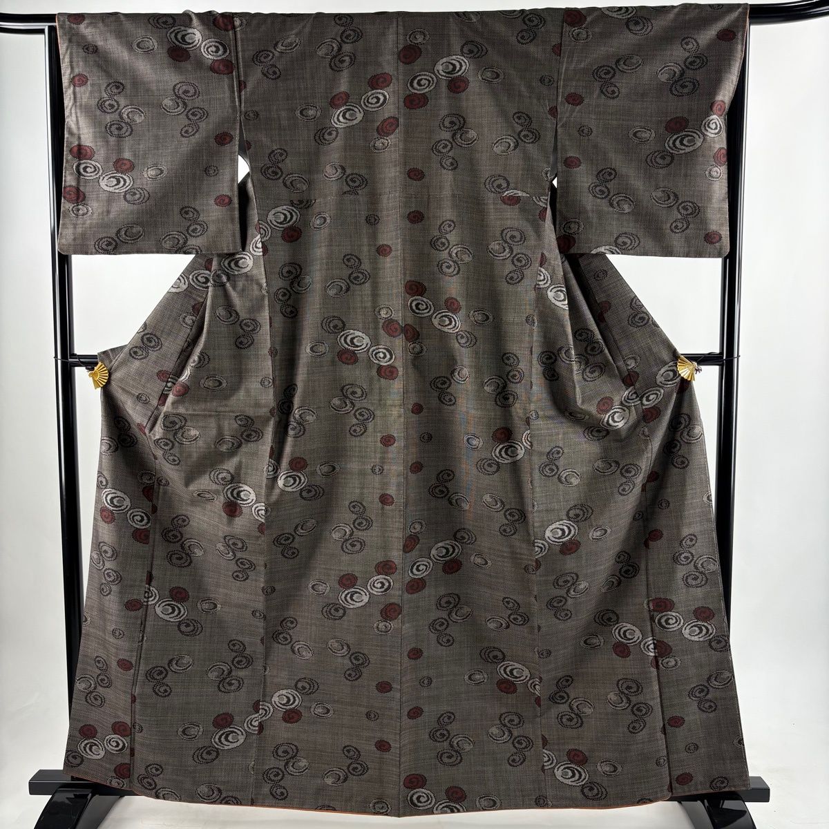 【美品】 大島紬 身丈162cm 裄丈65cm M 袷 純泥染 証紙 渦巻き 焦茶色 正絹 秀品 【中古】