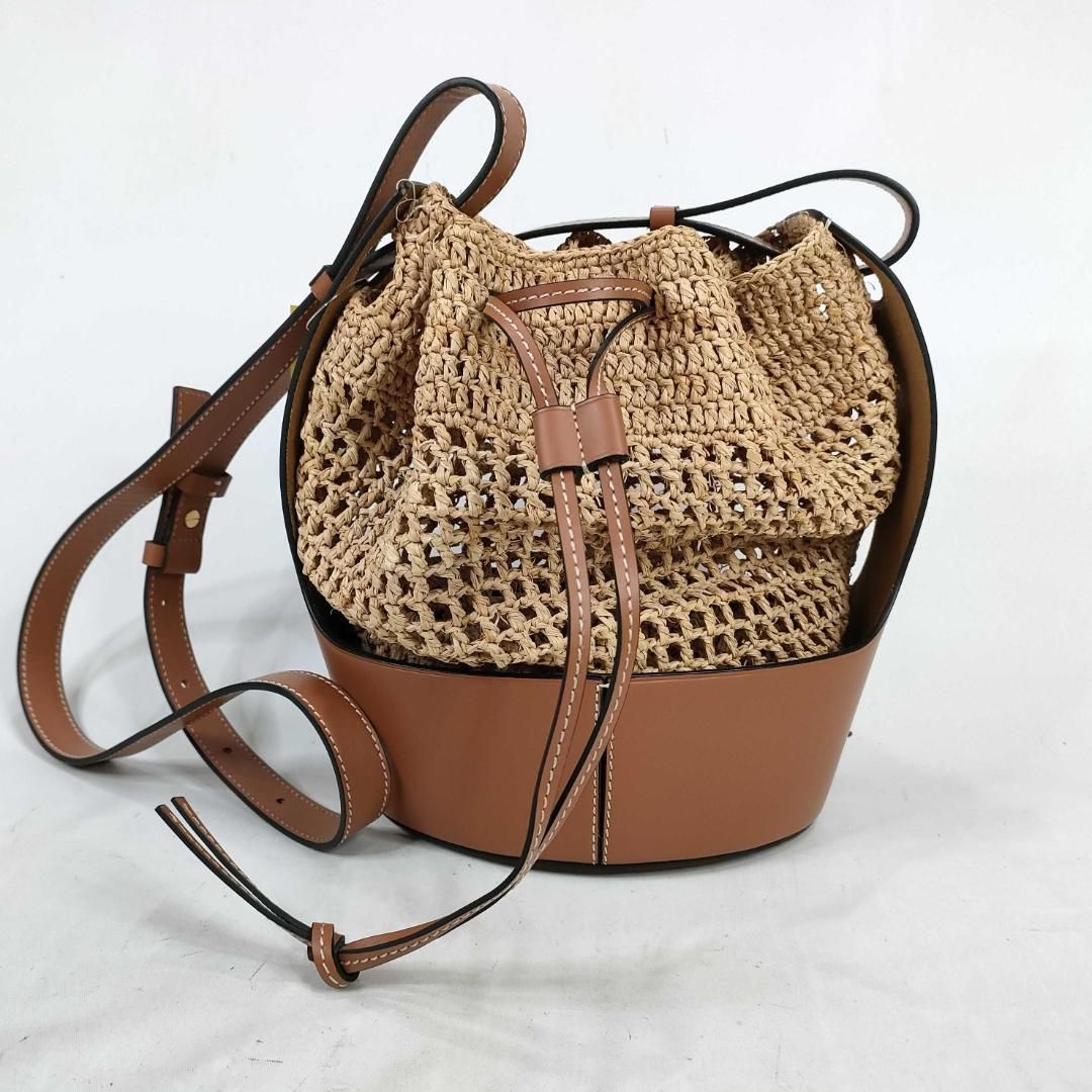 美品 ロエベ LOEWE バルーンバッグ スモール ラフィア レザー ショルダーバッグ 巾着型 かごバッグ ドローストリング アナグラム ナチュラル タン ベージュ ブラウン 斜め掛け クロスボディ 本革 レディース サマーバッグ 春夏