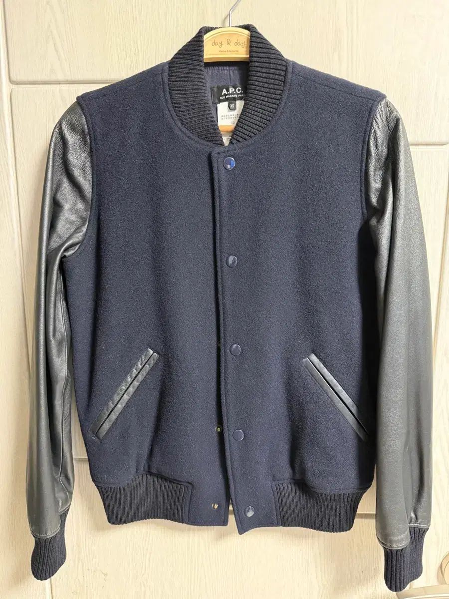 A.P.C. アーペーセー スタジアム アウター ネイビー