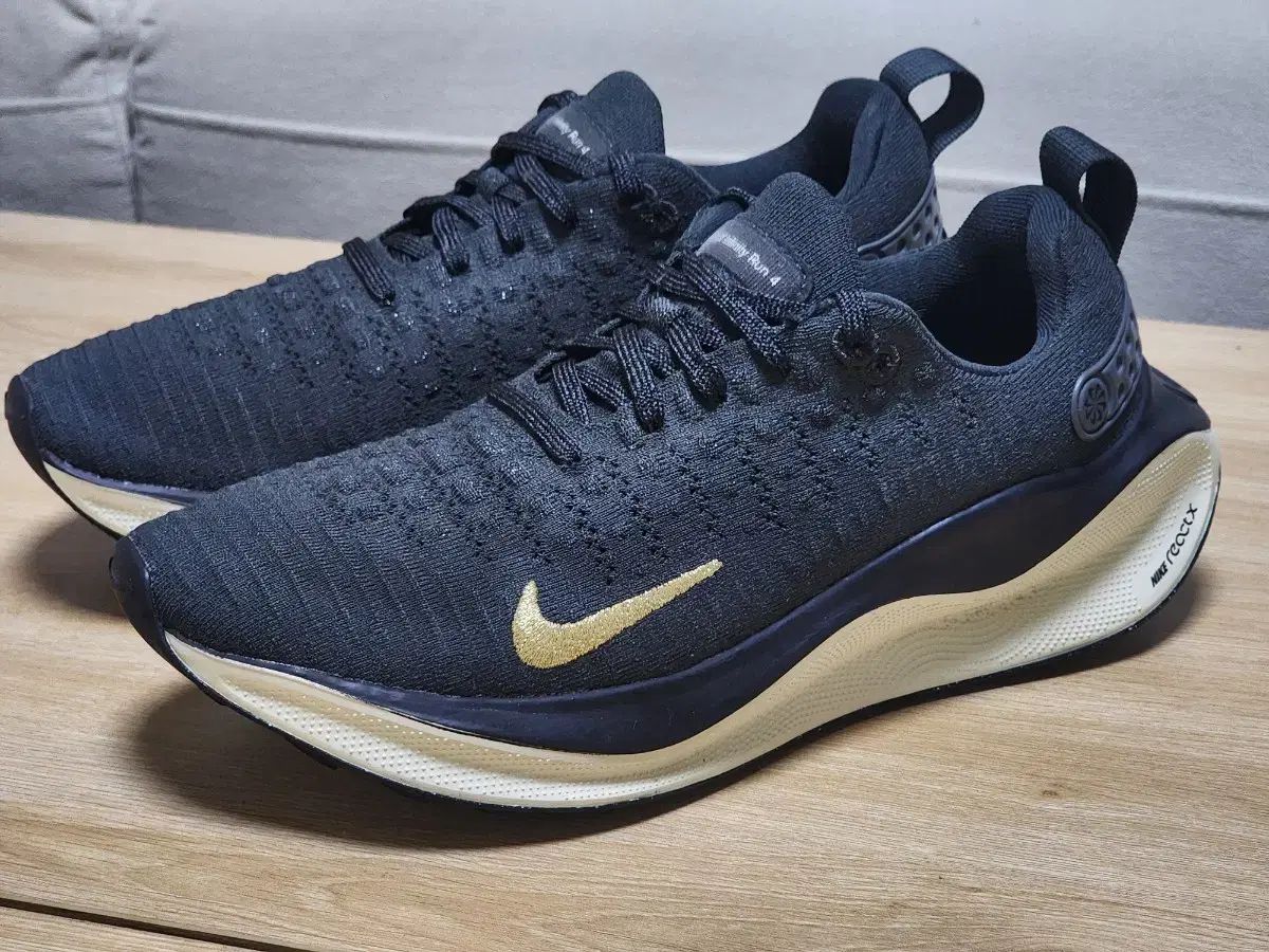 ナイキ リアクトX インフィニティ ラン 4 DARK SMOKE GREY METALLIC GOLD 245