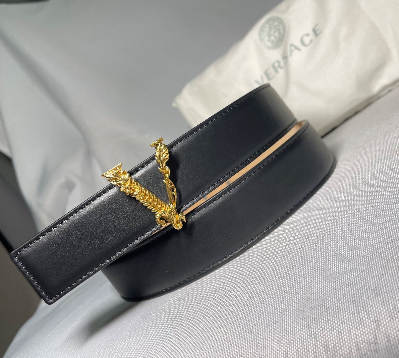 美品 [近年モデル] VERSACE ヴェルサーチ ヴィルトゥス Vバックル レザーベルト ゴールド&ブラック 80cm/32インチ メンズ スーツ 22,720円