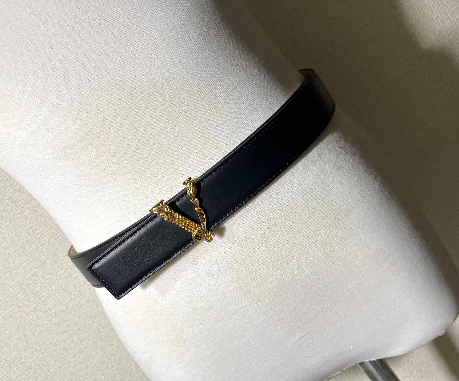 美品 [近年モデル] VERSACE ヴェルサーチ ヴィルトゥス Vバックル