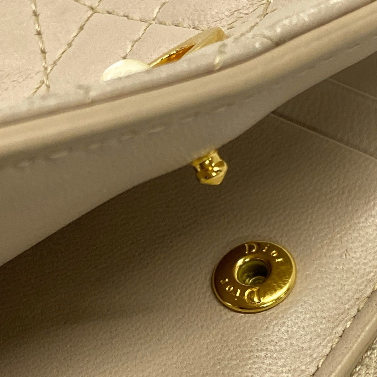 DIOR/ChristianDior(ディオール/クリスチャンディオール) 2つ折り財布 ディオールカロ ベージュ ラウンドファスナー/パール レザー
