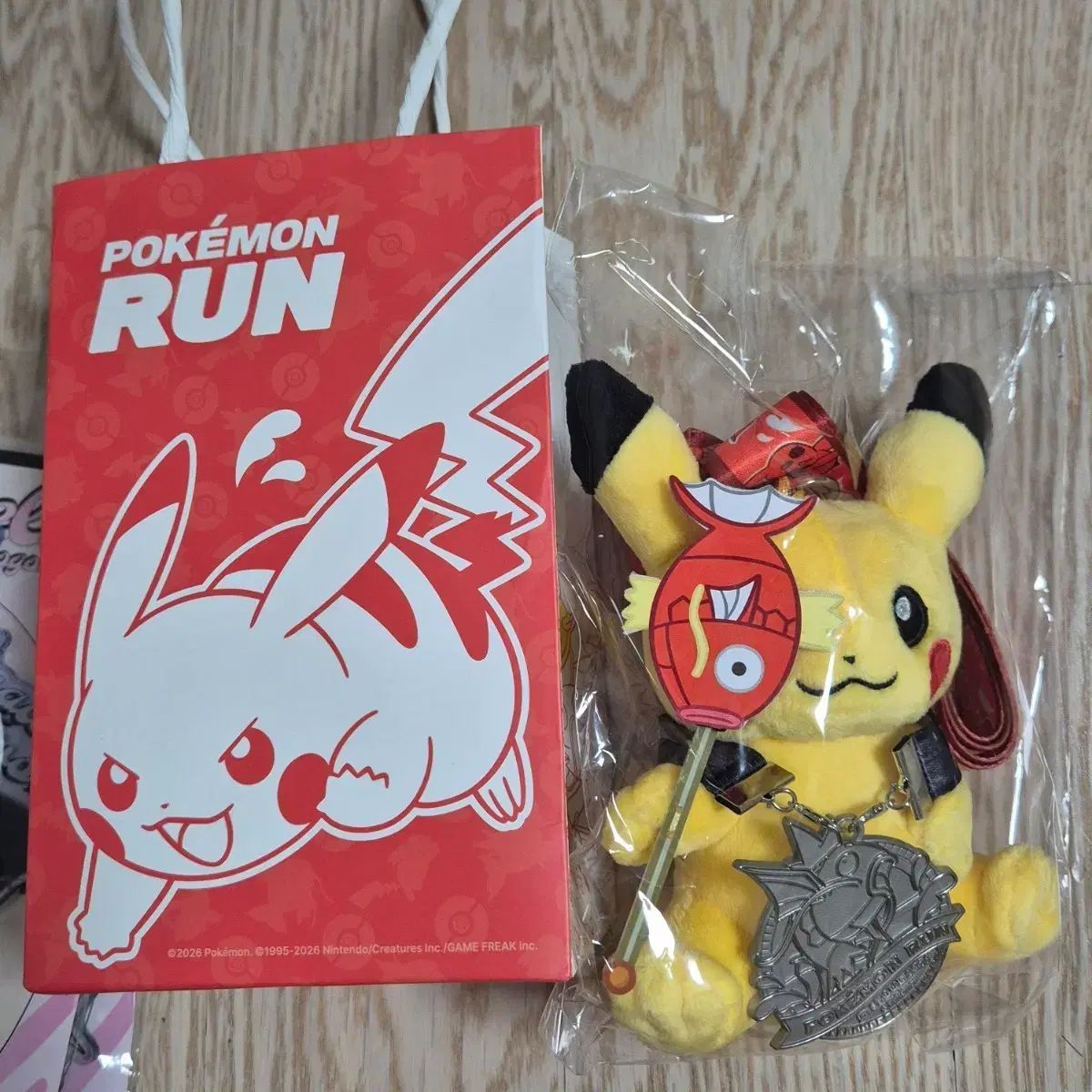 2026 ポケットモンスター ポケモン RUN マラソン ピカチュウ ぬいぐるみ 銀メダル + お買い物バッグ