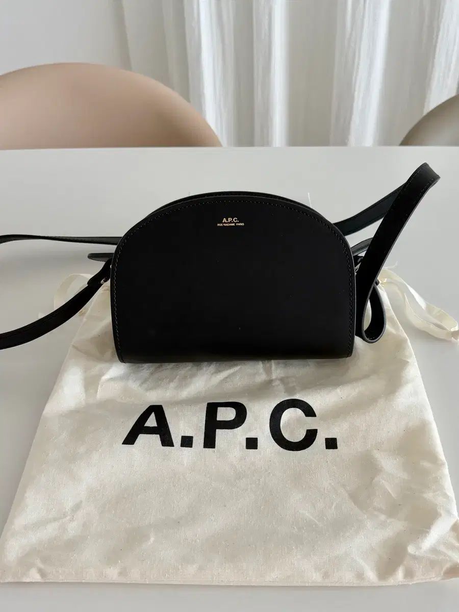 A.P.C. デミムーン ハーフムーン ミニ クロスボディバッグ